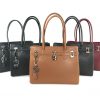 Handtasche GRACE by BONDBERY ist eine zeitlos elegante, große Handtasche, die einen stilvollen Auftritt garantiert. Mondän im Look, stabil in der Form verbindet sie Schönheit mit Funktionalität. In mehreren Lederfarben erhältlich bei www.bondbery.com
