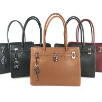 Handtasche GRACE by BONDBERY ist eine zeitlos elegante, große Handtasche, die einen stilvollen Auftritt garantiert. Mondän im Look, stabil in der Form verbindet sie Schönheit mit Funktionalität. In mehreren Lederfarben erhältlich bei www.bondbery.com
