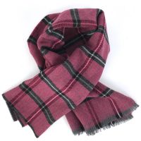 Karierter Schal in Himbeer-Rot aus der Bondbery Cashmere Collection - erhältlich bei www.bondbery.com