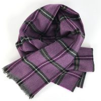 Karierter Schal in Violett aus der Bondbery Cashmere Collection - erhältlich bei www.bondbery.com