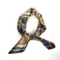 Tuch Venice aus der Bondbery Kollektion in Farbe Blau, Gold, Braun gemustert, gebunden