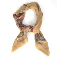 Tuch Country Rose aus der Bondbery Kollektion in Farbe Senf gemustert / gebunden